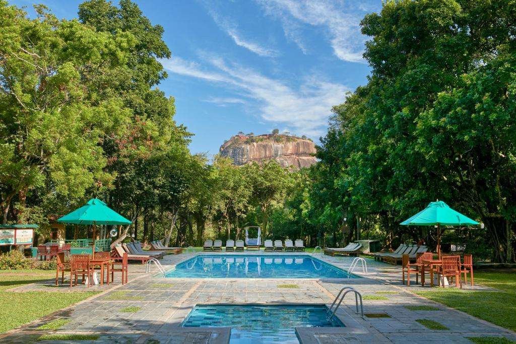 Browns Hotel Sigiriya